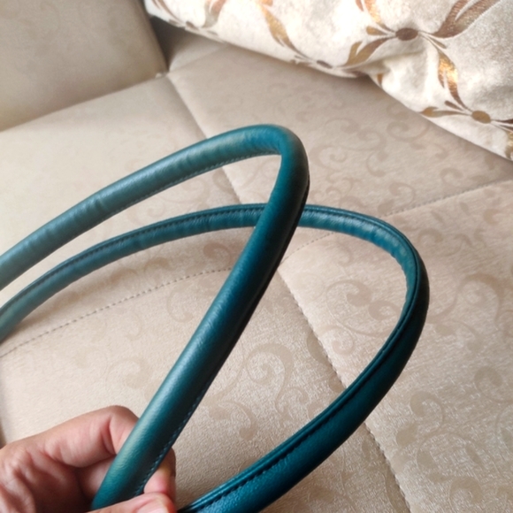 Baggit Textured shoulder bag - Picture 4 of 11